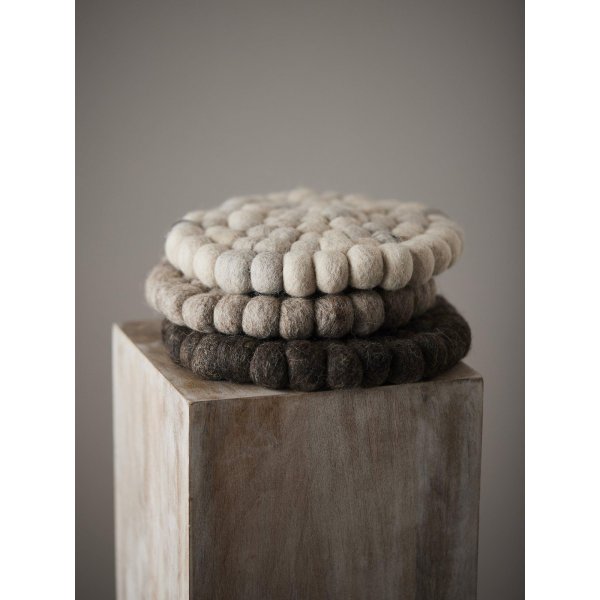 Nisha grytunderlägg Ø20 cm - Nougat Nisha grytunderlägg Ø20 cm - Nougat