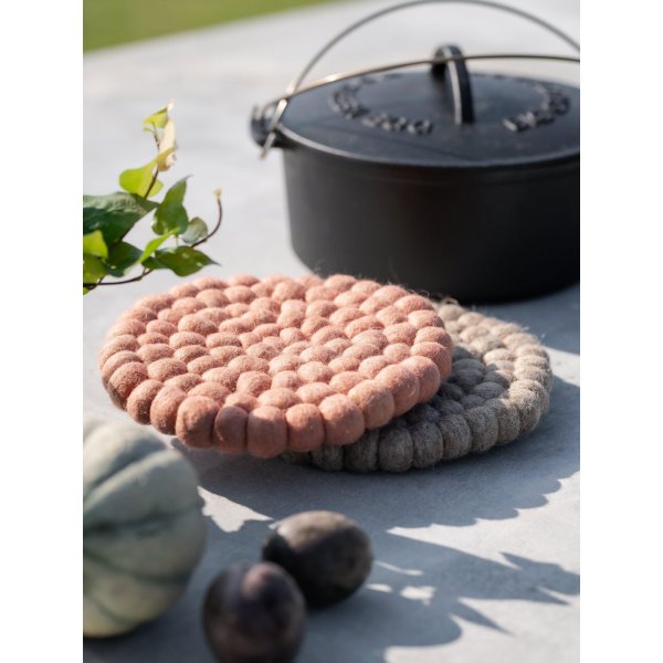 Nisha grytunderlägg Ø20 cm - Korall Nisha grytunderlägg Ø20 cm - Korall