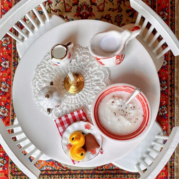 Nisses frukost - Grötskål med mjölkkanna Nisses frukost - Grötskål med mjölkkanna